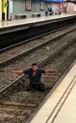 رجل يُلقي بنفسه على القضبان أثناء وصول القطار في برشلونة