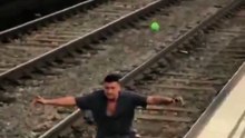 رجل يُلقي بنفسه على القضبان أثناء وصول القطار في برشلونة
