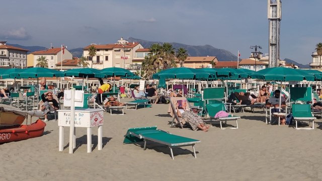 Bagni, ombrelloni e tintarella a fine ottobre: l'ultima giornata di mare nell'estate senza fine di Viareggio