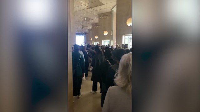 Visitantes evacuan el Museo del Louvre tras el robo de joyas