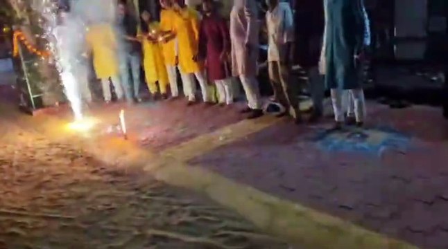 रंग-बिरंगी रोशनी में नहाया शहर झालरों एवं दीयों की रोशनी में जगमगाया