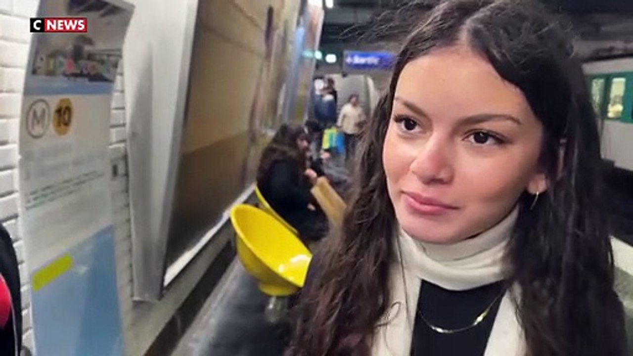Paris - Colère après les images de jeunes qui saccagent une rame de métro à coups d'extincteurs, au milieu des passagers, et en se filmant pour les réseaux sociaux