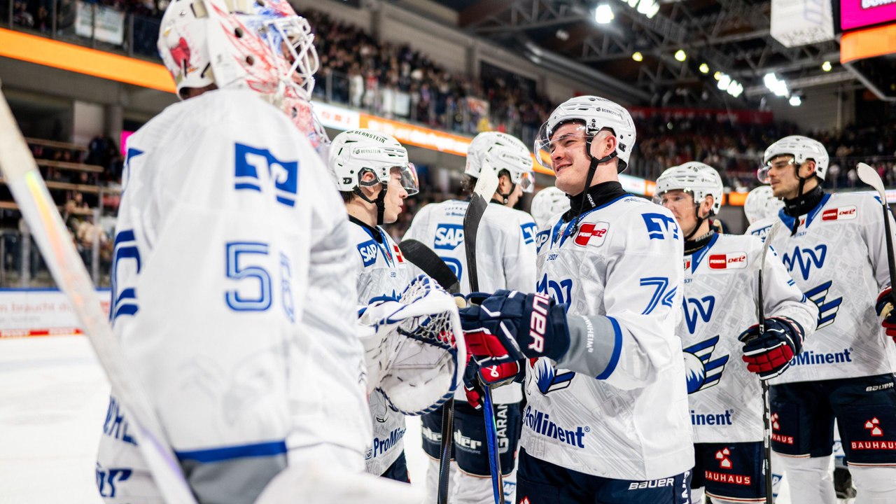 Adler drehen Spiel in Wolfsburg und bleiben Tabellenführer