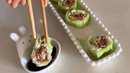 Culinary artist reveals the art of making cucumber chicken sushi rolls with veggies