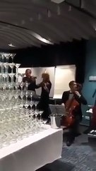 Cette fontaine de champagne est un peu bancale... et paf, tout cassé