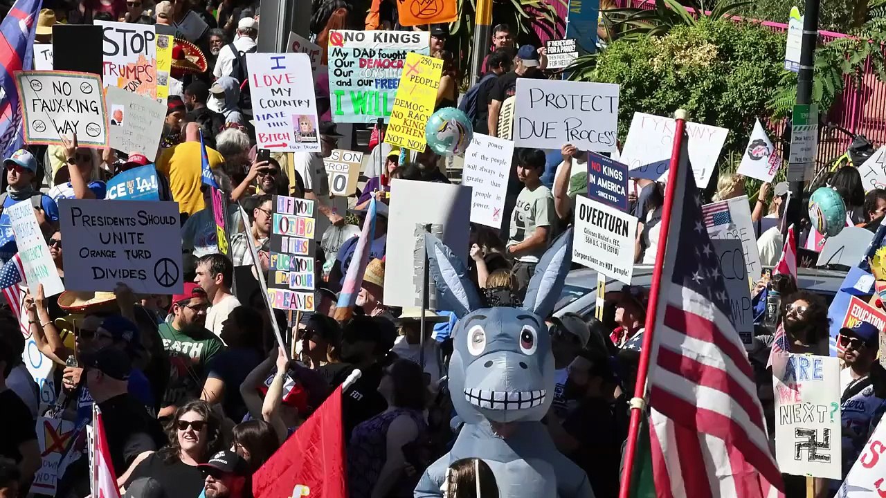 Louvre thieves steal priceless jewelry, escape on motorbikes in Paris - Fox News