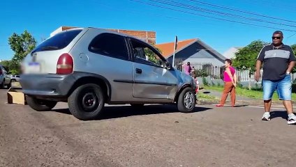 Acidente entre Corsa e motocicleta deixa homem ferido no Bairro 14 de Novembro, em Cascavel