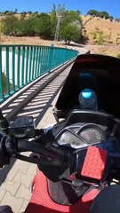 Uzun bir yol yürüyeceğini tahmin ettiği yaşlı adamı gideceği yere kadar bırakan moto kurye 👏🏻