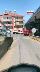 Yola atlayıp kaza yapmasına sebep olan cocuğa muhteşem bir şekilde yaklaşan kurye