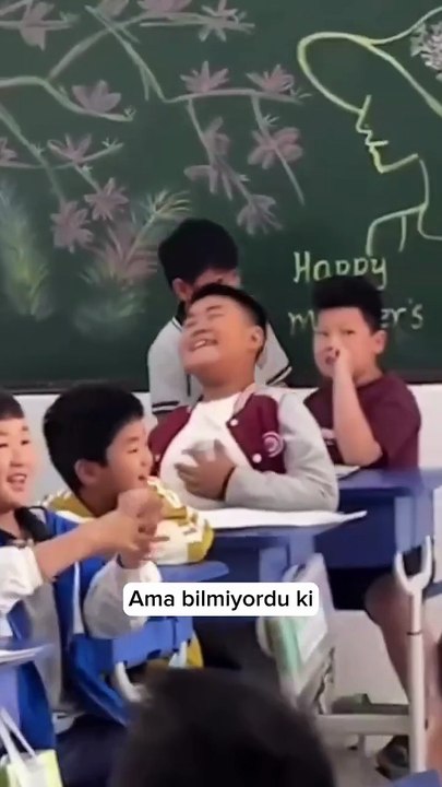 Utangaç öğrencisine verdiği ufak bir sorumlulukla onu kahraman yapıp arkadaşları ile kaynaşmasını sağlayan öğretmen 👏🏻