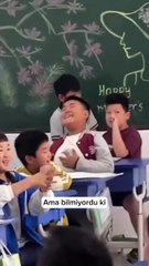 Utangaç öğrencisine verdiği ufak bir sorumlulukla onu kahraman yapıp arkadaşları ile kaynaşmasını sağlayan öğretmen 👏🏻