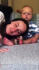 Bebeklerinin kucaklarına yatan anneler ve şahane tepkiler veren bebekler 😊