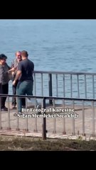 İskelede fotoğraf çekmeye çalışan çifte kimsenin yardım etmediğini fark edip hemen yardıma koşan adam 😊