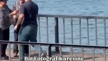 İskelede fotoğraf çekmeye çalışan çifte kimsenin yardım etmediğini fark edip hemen yardıma koşan adam 😊