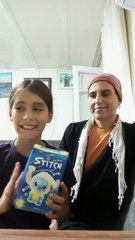 Beraber samimi bir şekilde oyuncak paketi açarak içimizi sıcacık eden anne, kız 😊