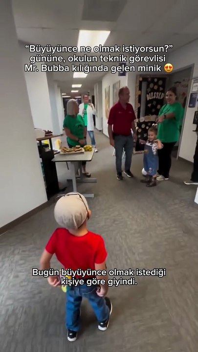 Herkes polis, doktor, öğretmen olmak ister ama ufaklık en gerçekçi seçimi yapmış 😊