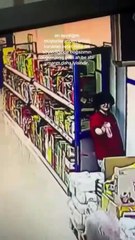 Markette çalışan bir genç, samimi olduğu bir müşterisiyle selamlaşırken müşterisinin eşini kaybettiğini öğreniyor...