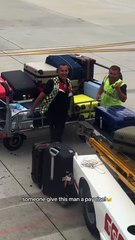 Antalya havaalanında görüntülendiğini fark eden görevlinin sevimli tavırları 😂