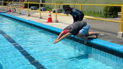 mqn-Rubén McAdam se apuntó a una clase de clavados olímpicos-201025