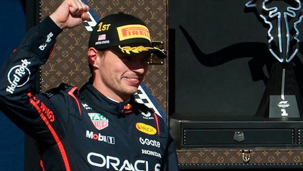 Max Verstappen se sube al podio tras conseguir la victoria del GP de Estados Unidos y así celebra