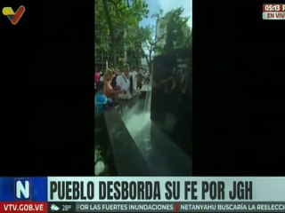 Feligreses toman agua bendita de la fuente de San JGH en la Plaza La Candelaria
