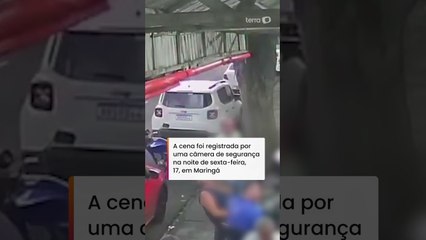 Vídeo mostra o momento em que árvore cai sobre carro e assusta clientes de bar no Paraná