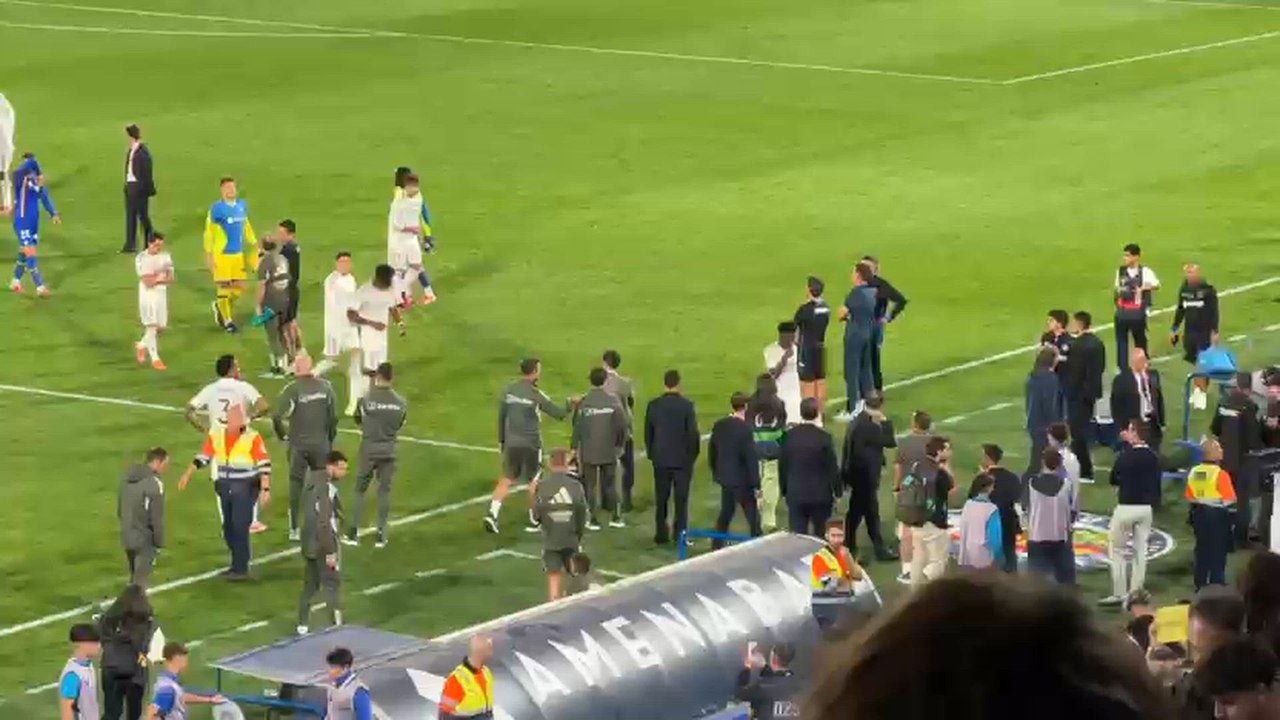 Así abandonaron los jugadores del Real Madrid el césped del Coliseum