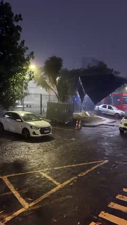 Chuva no Setor de Indústrias Gráficas (SIG) na noite deste domingo (19/10)