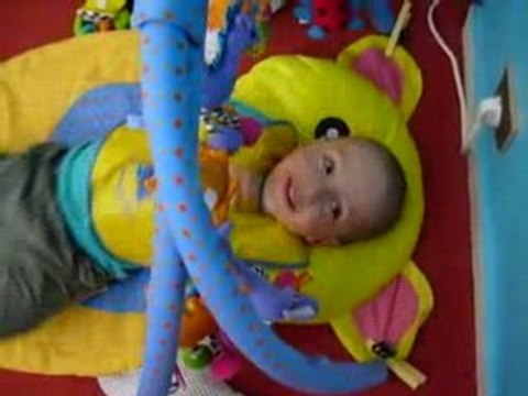 Kyllian 2 ans redeviens bébé :-)