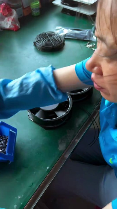 Giải Pháp Làm Mát Tủ Điện Hiệu Quả Với Quạt Tủ Điện Công Nghiệp 220V