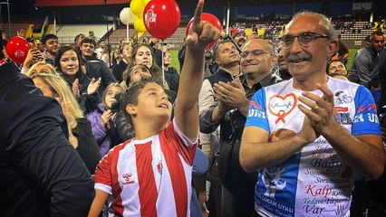 Çanakkale’de kanseri yenen Gencay için yüzlerce balon gökyüzüne bırakıldı
