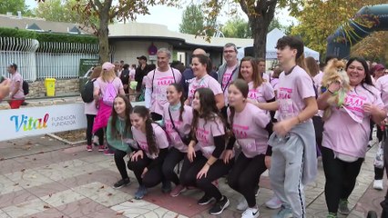 Más de 2.000 vitorianos llenan la calle de rosa por el cáncer de mama