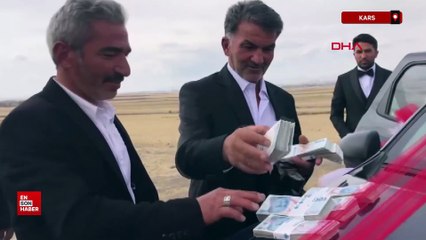 Kars'ta muhtar düğün konvoyunun yolunu kesip cami ve Kur'an kursu için bağış aldı