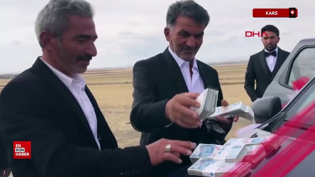 Kars'ta muhtar düğün konvoyunun yolunu kesip cami ve Kur'an kursu için bağış aldı