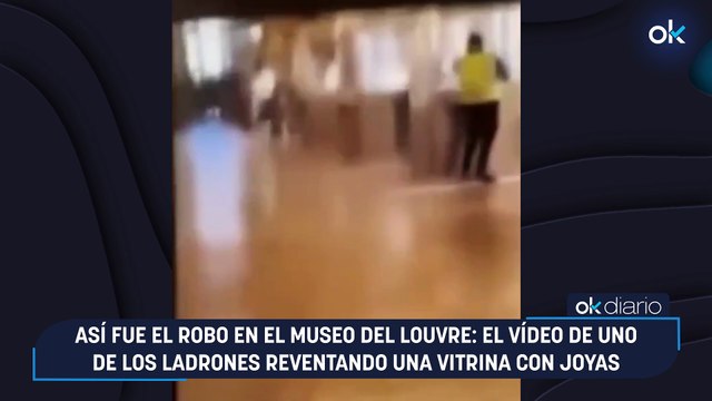 Así fue el robo en el Museo del Louvre- el vídeo de uno de los ladrones reventando una vitrina con joyas