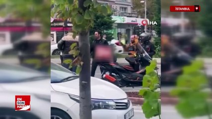 İstanbul'da sürücü, trafikte motokurye ve bir vatandaşa tartıştı.