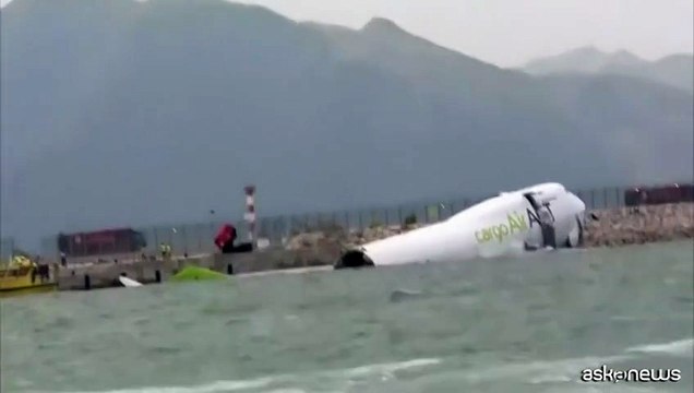 Aereo cargo precipita in mare a Hong Kong, due morti