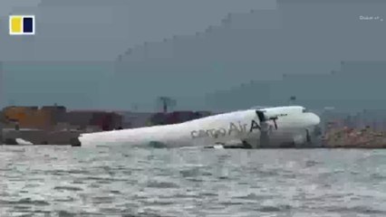 Mueren dos operarios del aeropuerto de Hong Kong arrollados por un avión que luego ha caído al mar