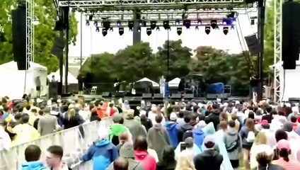 Ethel Cain chante "American Teenager" en live