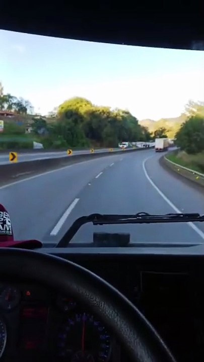 Carreta tomba e carga é saqueada na BR-381