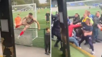 È una scena surreale: i giocatori scavalcano la rete e scoppia la rissa con i tifosi