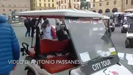 Firenze, la protesta in piazza dei titolari delle golf car che portano i turisti in giro