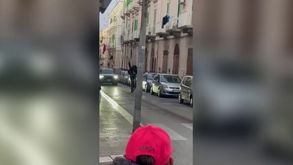 Molfetta, ragazzini armati sparano in città: colpi per strada e contro un balcone