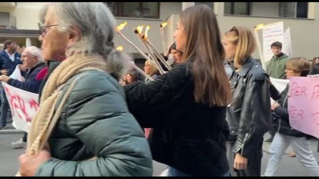 Milano, fiaccolata per Pamela Genini, uccisa a 29 anni dal compagno