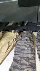 Homens com fardas e coletes da PM são presos no Morro das Pedras