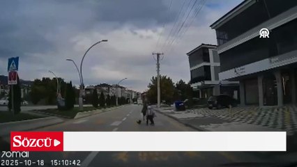 Otomobilin yaya geçidinde çocuğa çarpması kamerada