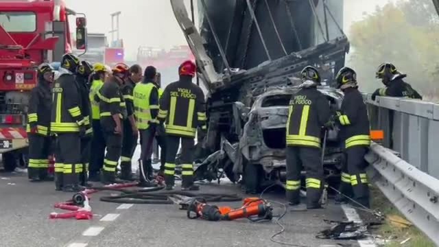 Piacenza, il video dell'intervento dei vigili del fuoco dopo l'incidente in A21: due persone sono morte carbonizzate nell'auto