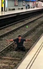 في مشهد يحبس الأنفاس… رجل يلقي بنفسه على قضبان القطار في برشلونة