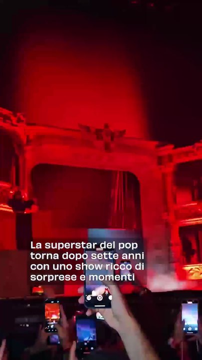 Lady Gaga conquista Milano: "little monsters" in delirio per il suo live al Forum