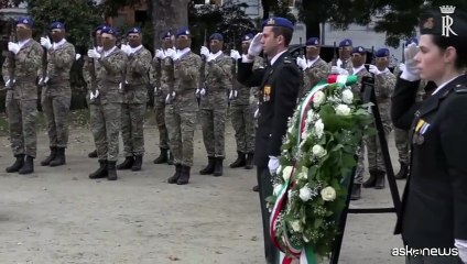 Mattarella a Bruxelles, depone corona di fiori al milite ignoto